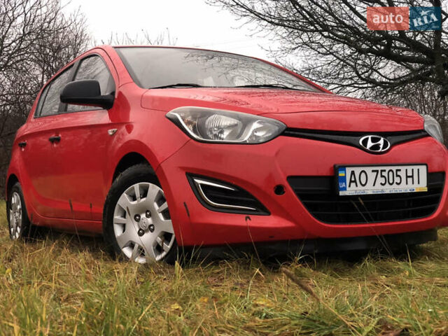 Красный Хендай и20, объемом двигателя 1.2 л и пробегом 225 тыс. км за 6100 $, фото 5 на Automoto.ua
