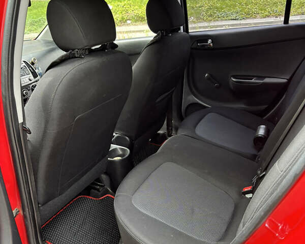 Красный Хендай и20, объемом двигателя 1.2 л и пробегом 232 тыс. км за 5600 $, фото 12 на Automoto.ua