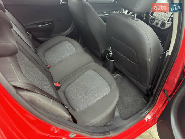 Красный Хендай и20, объемом двигателя 1.4 л и пробегом 80 тыс. км за 8300 $, фото 29 на Automoto.ua
