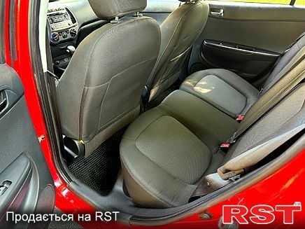 Красный Хендай и20, объемом двигателя 1.4 л и пробегом 155 тыс. км за 8550 $, фото 5 на Automoto.ua