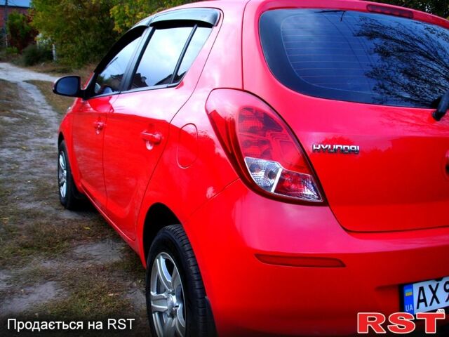 Красный Хендай и20, объемом двигателя 1.4 л и пробегом 116 тыс. км за 7700 $, фото 1 на Automoto.ua