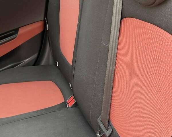 Красный Хендай и20, объемом двигателя 1.4 л и пробегом 160 тыс. км за 9000 $, фото 2 на Automoto.ua