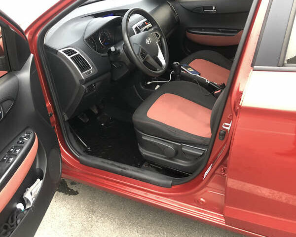 Красный Хендай и20, объемом двигателя 1.4 л и пробегом 167 тыс. км за 6600 $, фото 8 на Automoto.ua