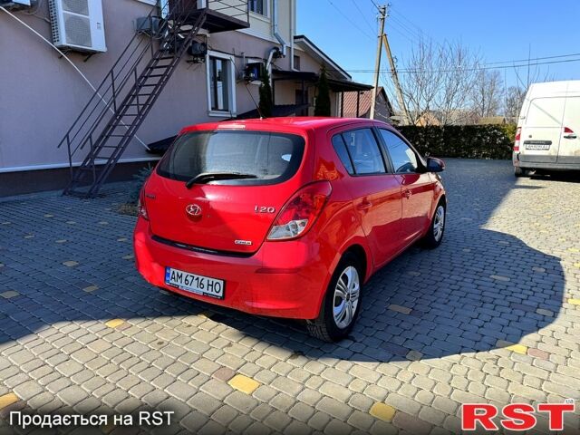 Красный Хендай и20, объемом двигателя 1.4 л и пробегом 240 тыс. км за 3850 $, фото 5 на Automoto.ua