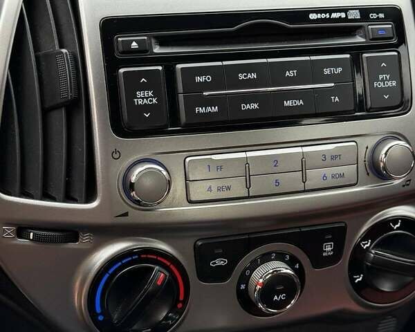 Красный Хендай и20, объемом двигателя 1.4 л и пробегом 160 тыс. км за 9000 $, фото 1 на Automoto.ua