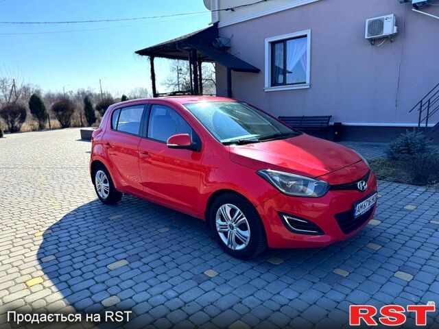 Красный Хендай и20, объемом двигателя 1.4 л и пробегом 240 тыс. км за 3850 $, фото 1 на Automoto.ua