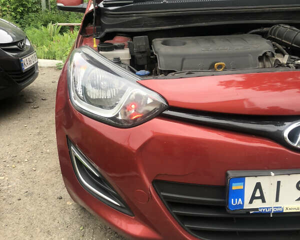 Красный Хендай и20, объемом двигателя 1.4 л и пробегом 167 тыс. км за 6600 $, фото 1 на Automoto.ua