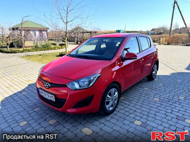 Красный Хендай и20, объемом двигателя 1.4 л и пробегом 240 тыс. км за 3850 $, фото 2 на Automoto.ua