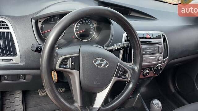 Красный Хендай и20, объемом двигателя 1.4 л и пробегом 66 тыс. км за 6750 $, фото 9 на Automoto.ua