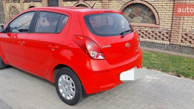 Красный Хендай и20, объемом двигателя 1.4 л и пробегом 66 тыс. км за 6750 $, фото 3 на Automoto.ua