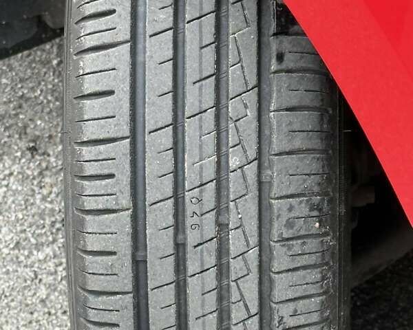 Красный Хендай и20, объемом двигателя 1.4 л и пробегом 160 тыс. км за 9000 $, фото 3 на Automoto.ua