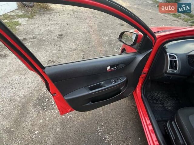 Красный Хендай и20, объемом двигателя 1.4 л и пробегом 159 тыс. км за 8850 $, фото 7 на Automoto.ua