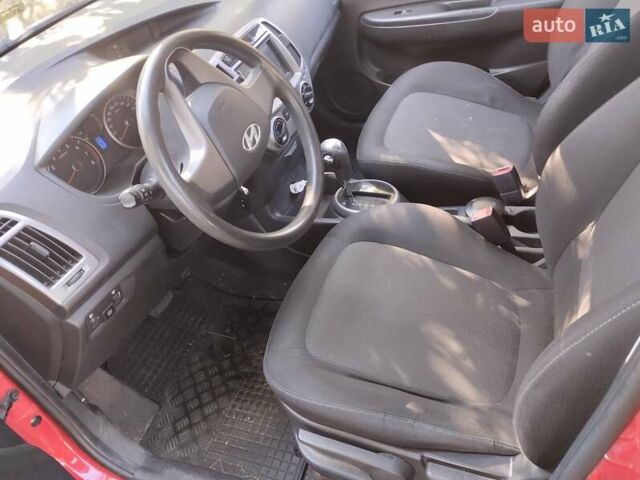 Красный Хендай и20, объемом двигателя 1.4 л и пробегом 159 тыс. км за 7500 $, фото 6 на Automoto.ua