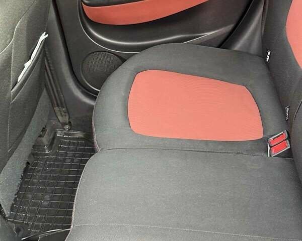 Красный Хендай и20, объемом двигателя 1.4 л и пробегом 160 тыс. км за 9000 $, фото 9 на Automoto.ua