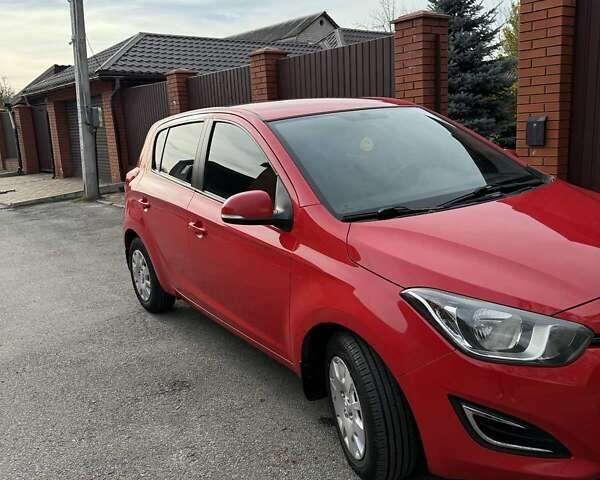 Красный Хендай и20, объемом двигателя 1.4 л и пробегом 160 тыс. км за 9000 $, фото 5 на Automoto.ua