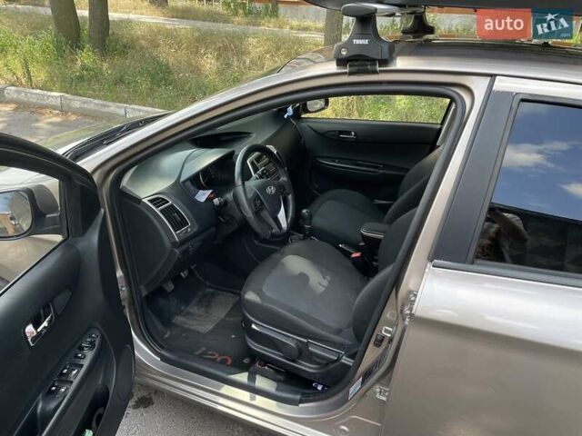 Жовтий Хендай і20, об'ємом двигуна 1.4 л та пробігом 118 тис. км за 6950 $, фото 11 на Automoto.ua