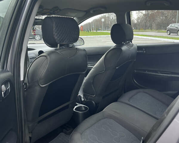 Серый Хендай и20, объемом двигателя 1.25 л и пробегом 215 тыс. км за 4500 $, фото 12 на Automoto.ua