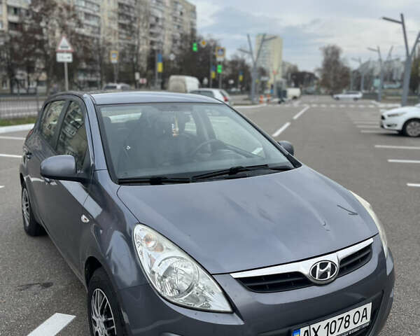 Серый Хендай и20, объемом двигателя 1.25 л и пробегом 215 тыс. км за 4500 $, фото 2 на Automoto.ua