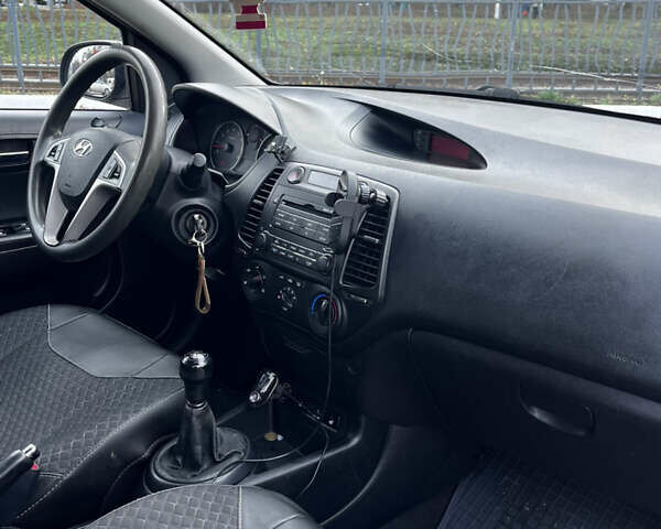 Серый Хендай и20, объемом двигателя 1.25 л и пробегом 215 тыс. км за 4500 $, фото 14 на Automoto.ua