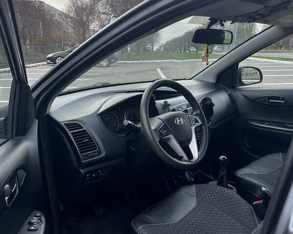 Серый Хендай и20, объемом двигателя 1.25 л и пробегом 215 тыс. км за 4500 $, фото 11 на Automoto.ua