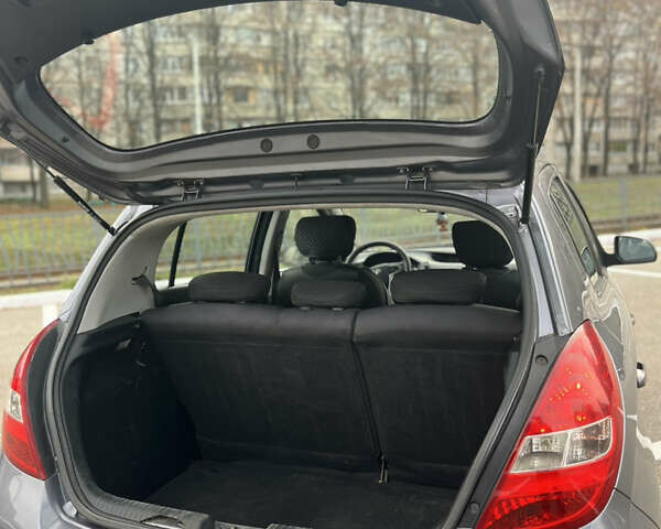 Серый Хендай и20, объемом двигателя 1.25 л и пробегом 215 тыс. км за 4500 $, фото 16 на Automoto.ua