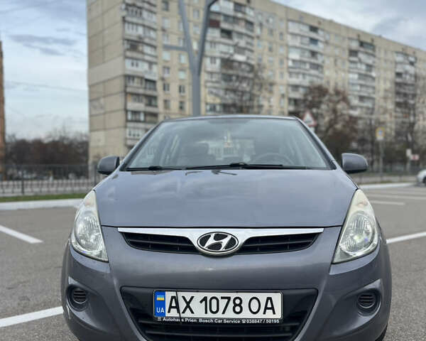 Серый Хендай и20, объемом двигателя 1.25 л и пробегом 215 тыс. км за 4500 $, фото 1 на Automoto.ua