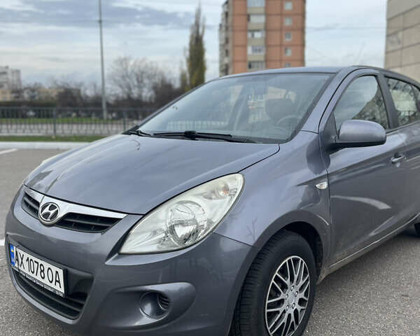 Серый Хендай и20, объемом двигателя 1.25 л и пробегом 215 тыс. км за 4500 $, фото 3 на Automoto.ua