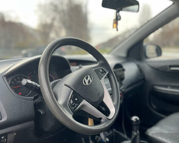 Серый Хендай и20, объемом двигателя 1.25 л и пробегом 215 тыс. км за 4500 $, фото 10 на Automoto.ua