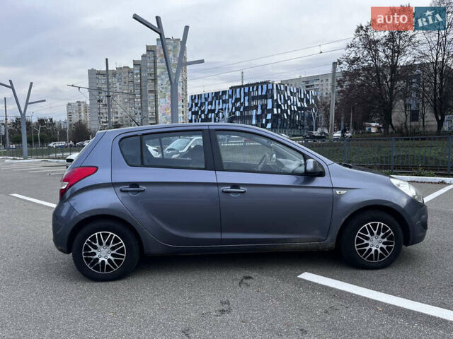 Серый Хендай и20, объемом двигателя 1.25 л и пробегом 215 тыс. км за 4500 $, фото 9 на Automoto.ua