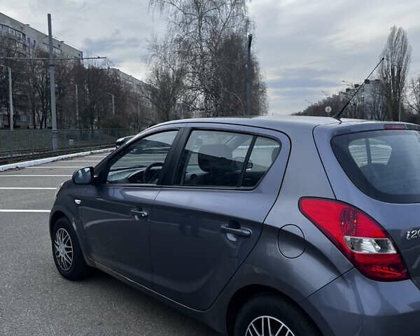 Серый Хендай и20, объемом двигателя 1.25 л и пробегом 215 тыс. км за 4500 $, фото 5 на Automoto.ua