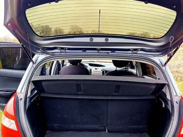 Серый Хендай и20, объемом двигателя 1.2 л и пробегом 181 тыс. км за 5600 $, фото 1 на Automoto.ua