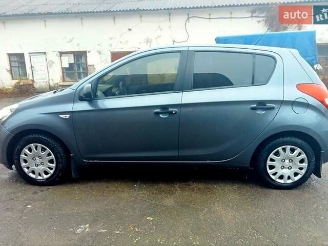 Серый Хендай и20, объемом двигателя 1.2 л и пробегом 181 тыс. км за 5600 $, фото 3 на Automoto.ua