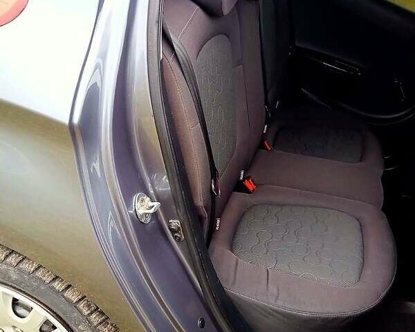 Серый Хендай и20, объемом двигателя 1.2 л и пробегом 181 тыс. км за 5600 $, фото 7 на Automoto.ua