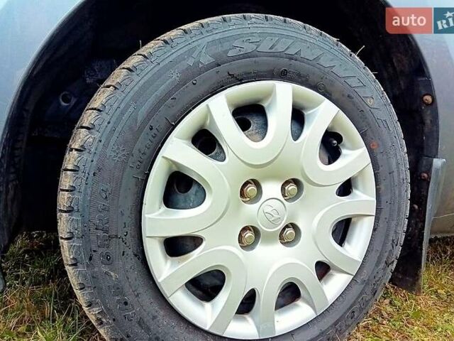 Серый Хендай и20, объемом двигателя 1.2 л и пробегом 181 тыс. км за 5600 $, фото 10 на Automoto.ua