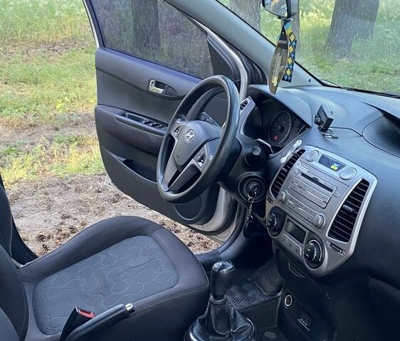 Сірий Хендай і20, об'ємом двигуна 1.4 л та пробігом 240 тис. км за 6100 $, фото 7 на Automoto.ua