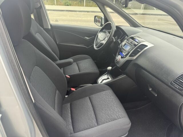 Серый Хендай и20, объемом двигателя 1.6 л и пробегом 137 тыс. км за 10900 $, фото 13 на Automoto.ua