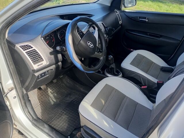 Сірий Хендай і20, об'ємом двигуна 1.4 л та пробігом 118 тис. км за 3850 $, фото 5 на Automoto.ua