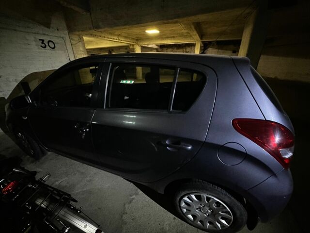 Серый Хендай и20, объемом двигателя 1.25 л и пробегом 130 тыс. км за 4684 $, фото 4 на Automoto.ua