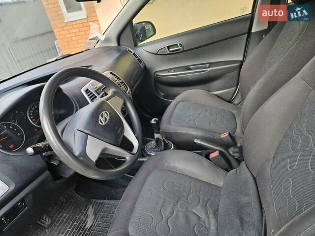 Серый Хендай и20, объемом двигателя 1.2 л и пробегом 181 тыс. км за 4600 $, фото 5 на Automoto.ua