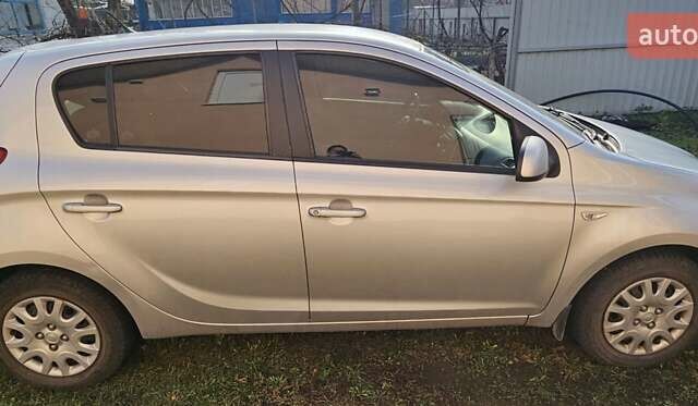 Серый Хендай и20, объемом двигателя 1.2 л и пробегом 181 тыс. км за 4600 $, фото 1 на Automoto.ua