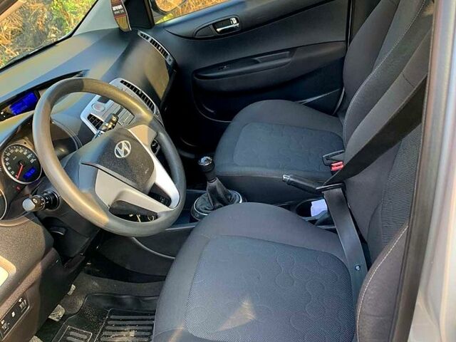 Хендай и20 2010 в Харькове на Automoto.ua Серый Хендай и20, объемом двигателя 1.2 л и пробегом 140 тыс. км за 5200 $, фото 4 на Automoto.ua