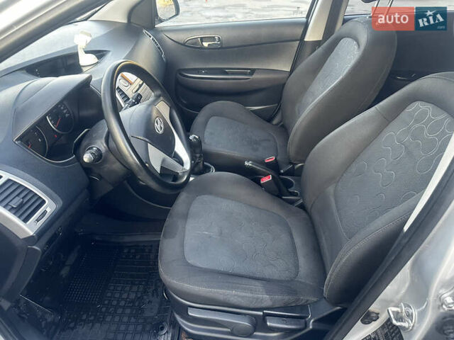 Серый Хендай и20, объемом двигателя 1.4 л и пробегом 132 тыс. км за 5500 $, фото 7 на Automoto.ua