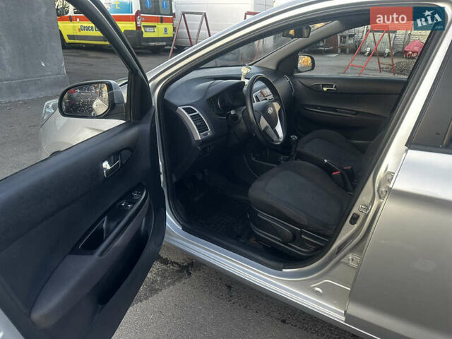 Серый Хендай и20, объемом двигателя 1.4 л и пробегом 132 тыс. км за 5500 $, фото 6 на Automoto.ua