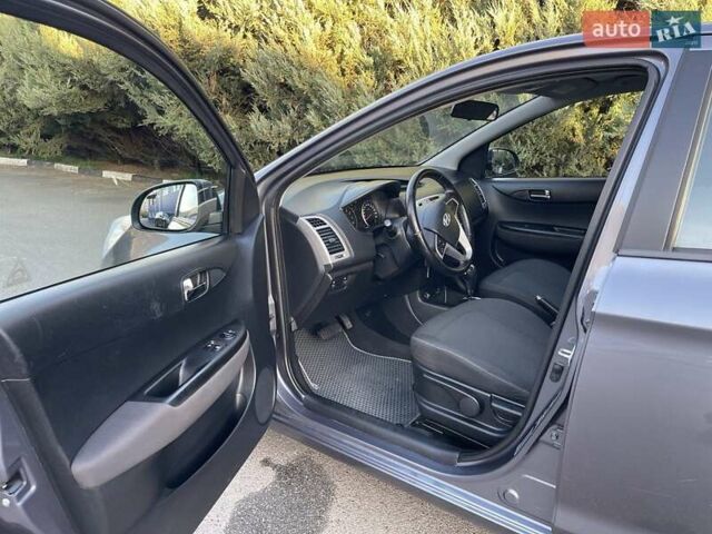 Серый Хендай и20, объемом двигателя 1.4 л и пробегом 120 тыс. км за 7800 $, фото 12 на Automoto.ua