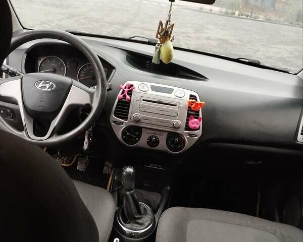 Серый Хендай и20, объемом двигателя 1.4 л и пробегом 274 тыс. км за 5200 $, фото 5 на Automoto.ua