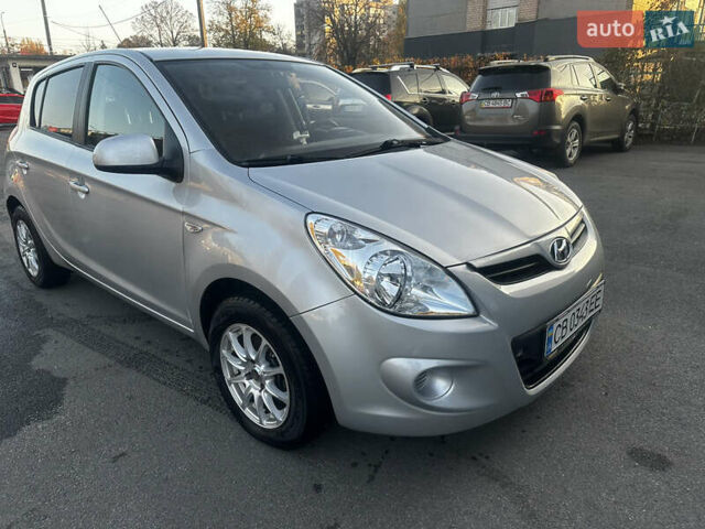 Серый Хендай и20, объемом двигателя 1.4 л и пробегом 132 тыс. км за 5500 $, фото 1 на Automoto.ua