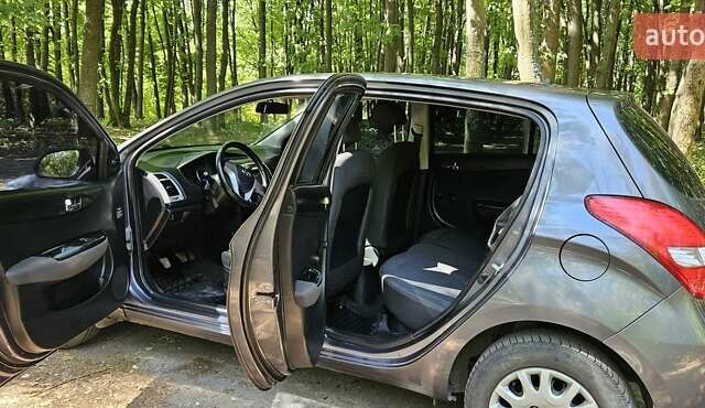 Серый Хендай и20, объемом двигателя 1.4 л и пробегом 230 тыс. км за 6500 $, фото 5 на Automoto.ua