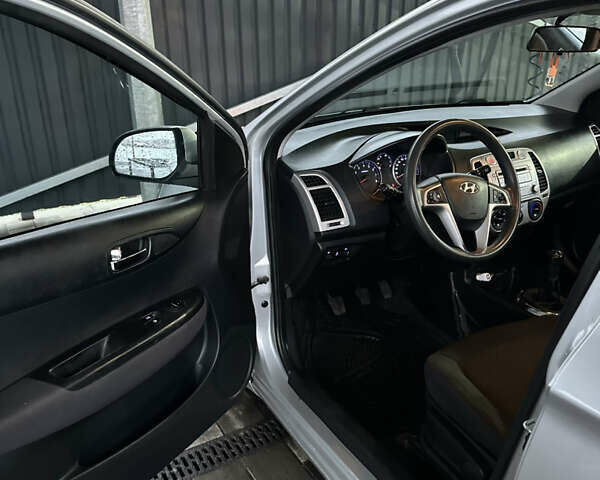 Сірий Хендай і20, об'ємом двигуна 1.25 л та пробігом 200 тис. км за 5500 $, фото 7 на Automoto.ua
