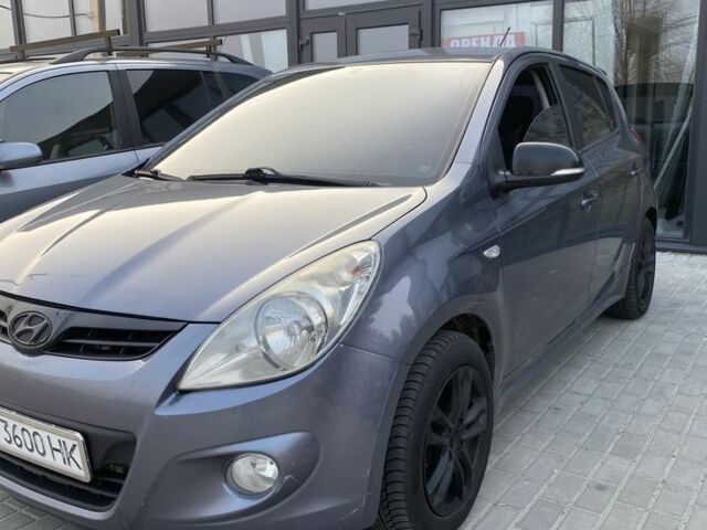 Серый Хендай и20, объемом двигателя 1.4 л и пробегом 220 тыс. км за 6000 $, фото 4 на Automoto.ua