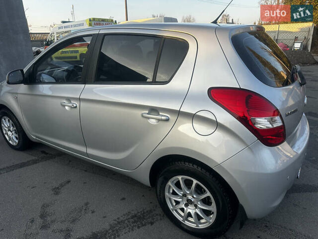 Серый Хендай и20, объемом двигателя 1.4 л и пробегом 132 тыс. км за 5500 $, фото 4 на Automoto.ua